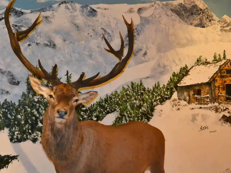 Hirsch im hintergrund Bild mit Berglandschaft und Alphütte