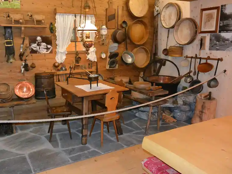 Alte Bauernstube mit verschiedenen Kochutensilien